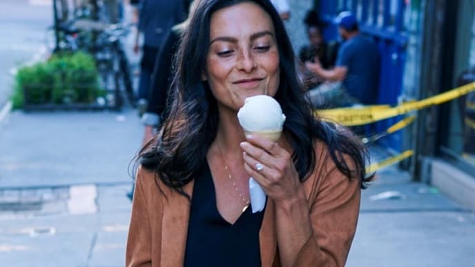 Frau mit Eis