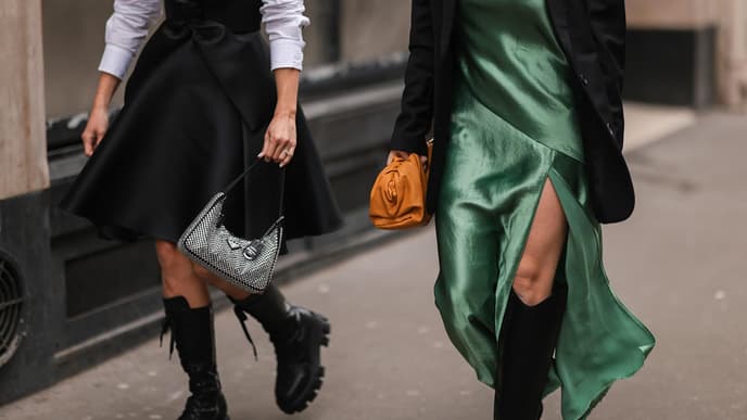Zwei Frauen mit Kleidern 