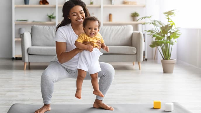 Frau macht Sport mit Baby