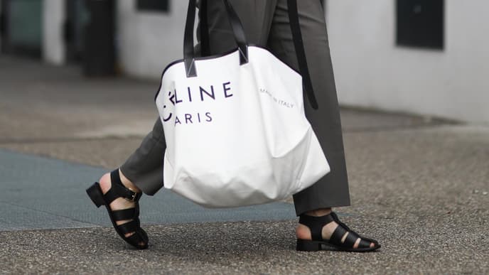 Frau trägt Fisherman Sandals
