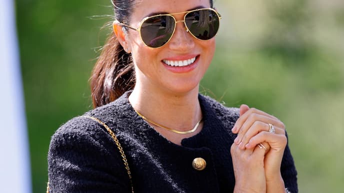 Meghan Markle trägt schwarze Bouclé-Jacke 