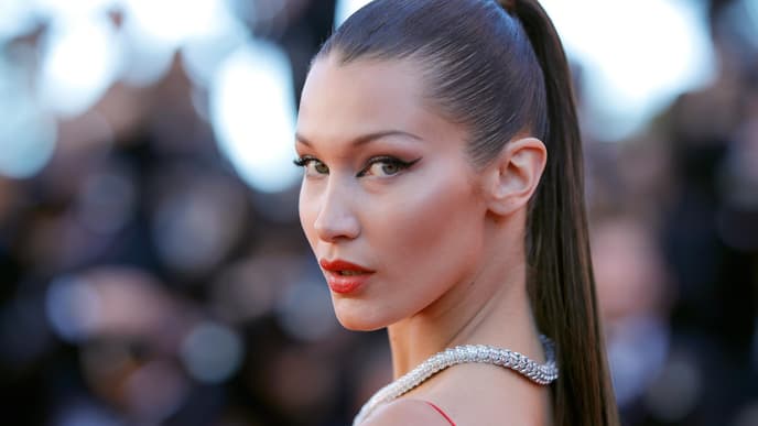 Model im Profil mit markanter Kinnlinie