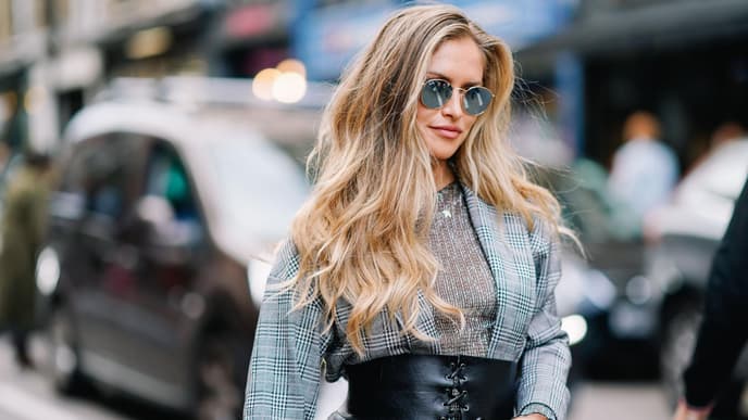 Maja Malnar mit blonden Strähnen und langen Haaren