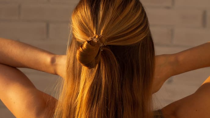 Frau mit glatten Haaren