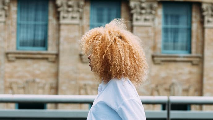 Frau mit blonden Haaren