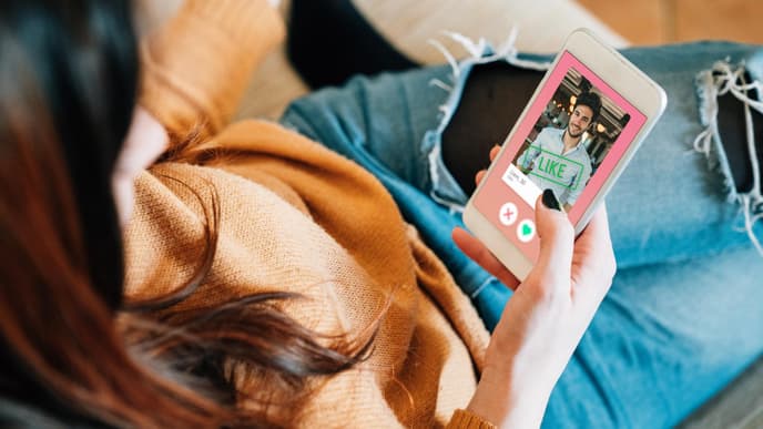 Frau tindert auf Handy
