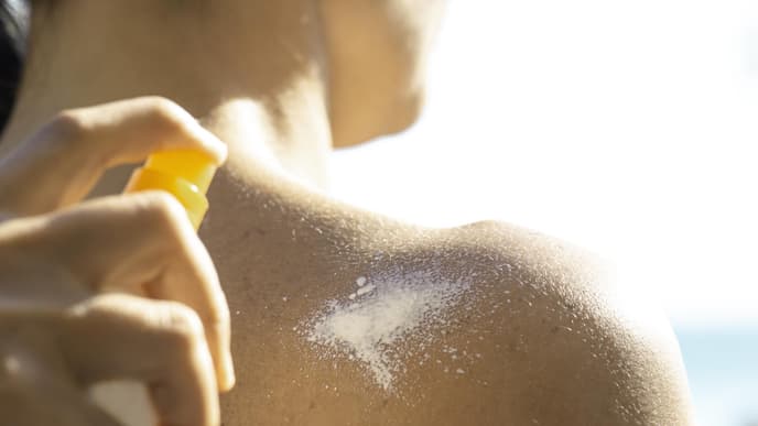 Sonnencreme wird auf Haut aufgetragen 