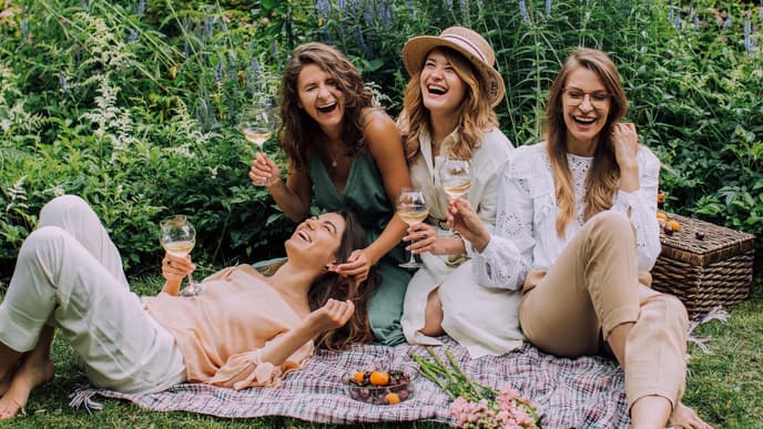 Gruppe Freundinnen feiert Galentinesday