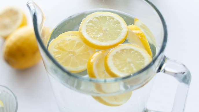 augeschnittene Zitronenscheiben in Wasserkaraffe