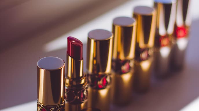 Lippenstifte aneinandergereiht 