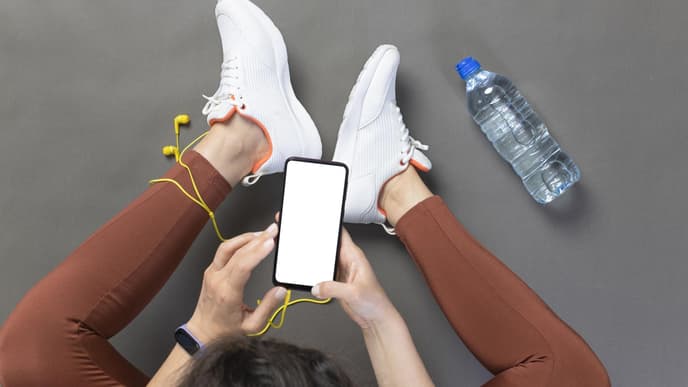 Frau mit Sport Leggings und Handy