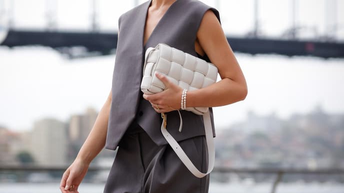 Influencerin mit Bottega Veneta Handtasche