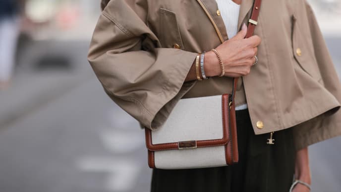 Frau mit Handtasche Modetrend