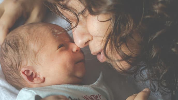 Baby und Mama im Wochenbett