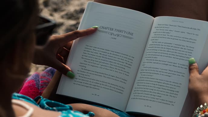 Frau in Bikini liest ein Buch