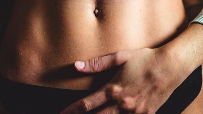 Frau mit Hand auf Bauch