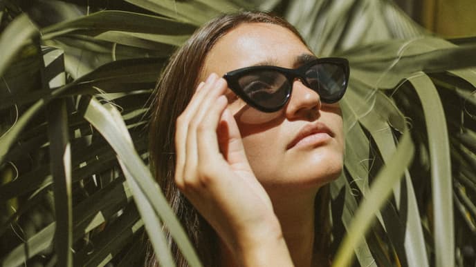 Frau mit Sonnenbrille im Sommer