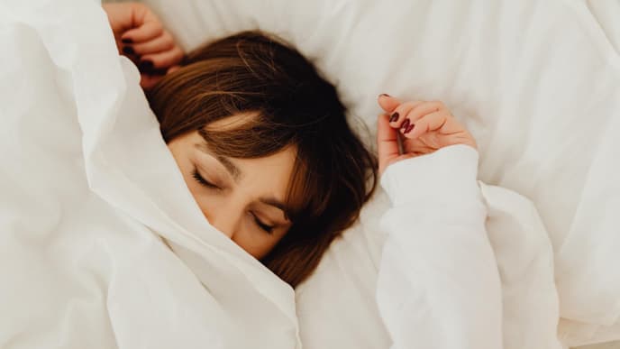 Frau schläft im Bett