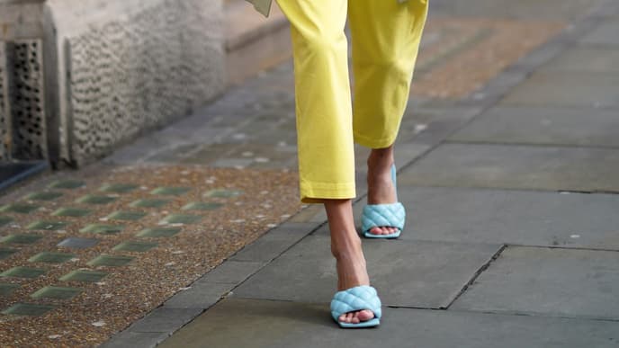 Frau trägt Sommersandalen