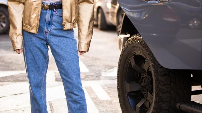 Frau trägt Bubble Jeans
