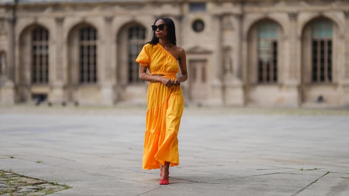 Frau trägt Midaxi-Kleid