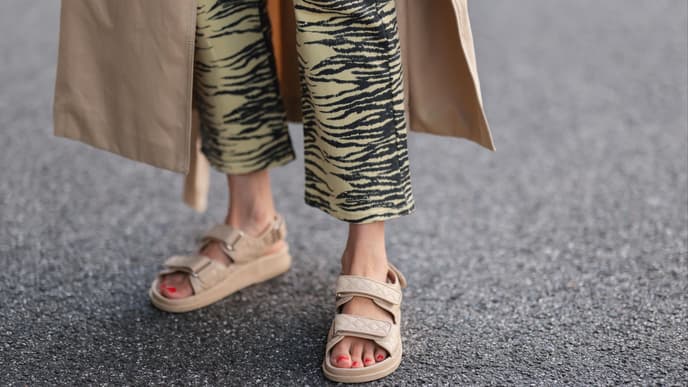 Frau trägt Birkenstocks
