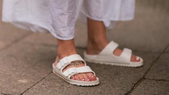 Frau trägt Birkenstocks
