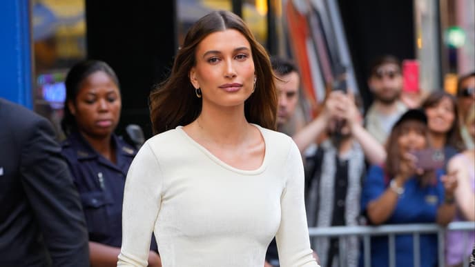 Hailey Bieber trägt leicht gewellte Haare