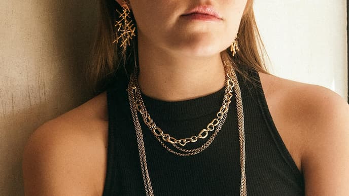 Frau mit Goldketten