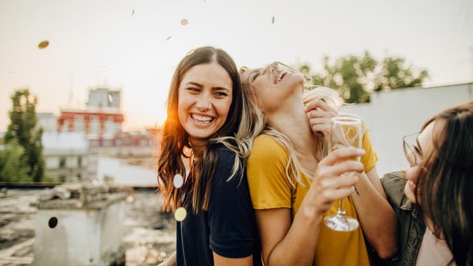 Zwei Freundinnen lachen gemeinsam