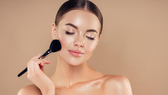 Frau trägt Make-up auf