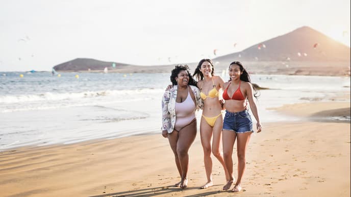 Curvy-Frauen im Bikini