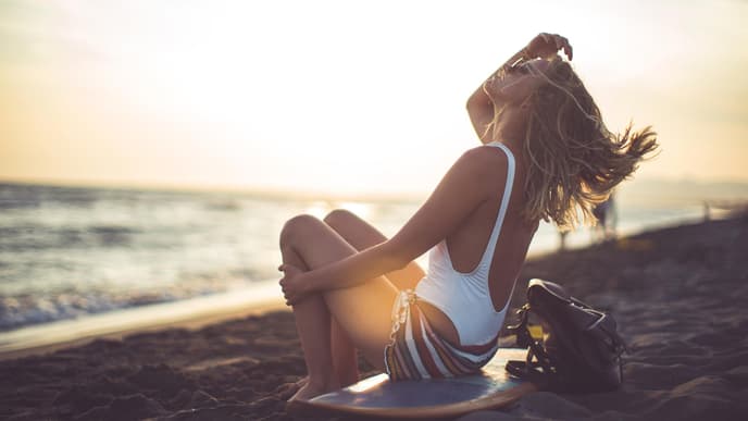 Frau am Strand mit langen Haaren