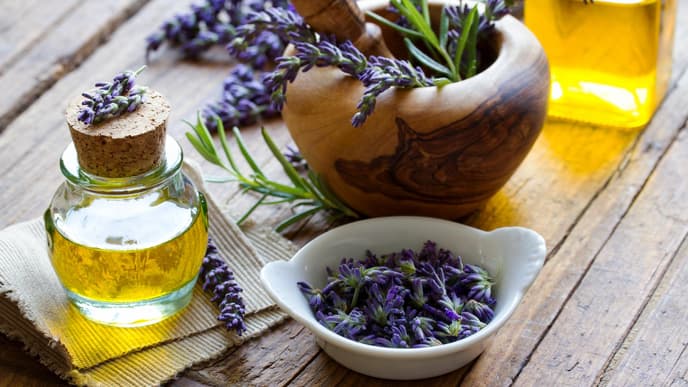 Schälchen mit getrocknetem Lavendel und Öl