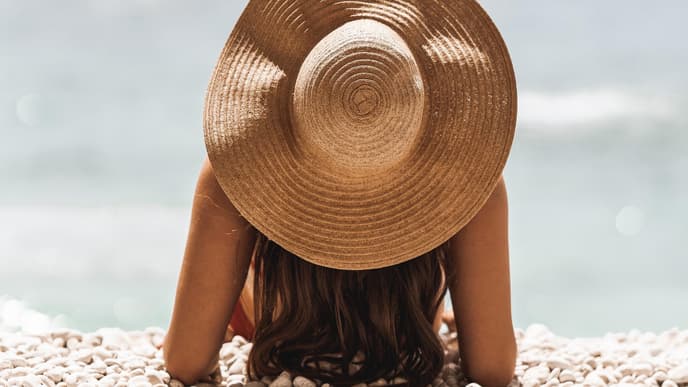 Frau am Strand mit Hut