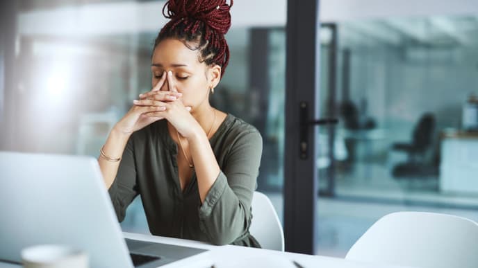 Frau ist unzufrieden im Job