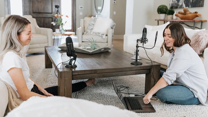 Zwei Frauen nehmen einen Podcast auf