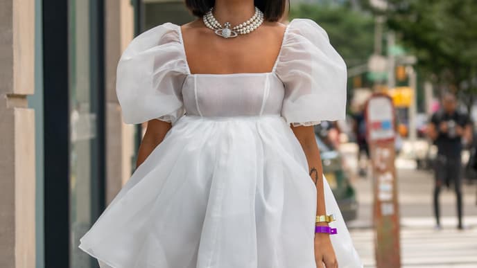 Frau in weißem Babydoll Kleid