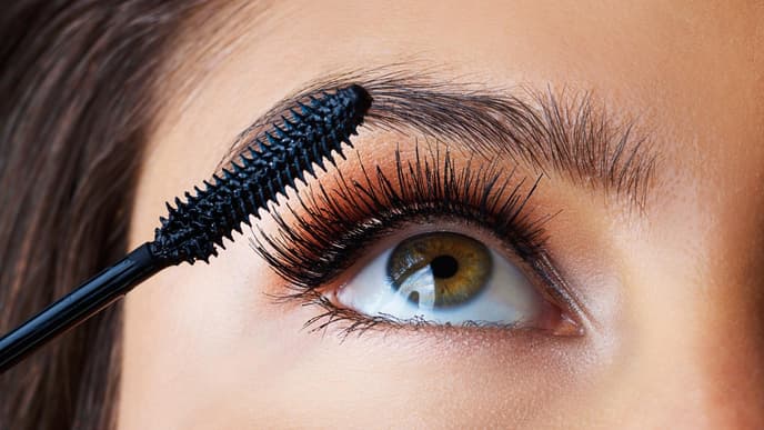 Frau mit langen Wimpern und Mascara