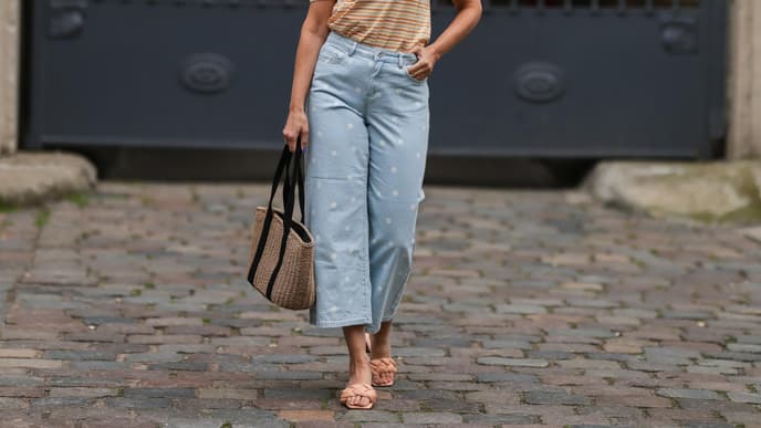 Frau mit weiter Jeans