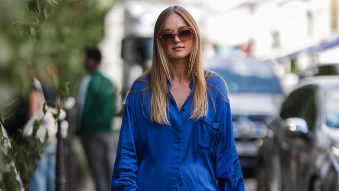 Frau in blauem Outfit