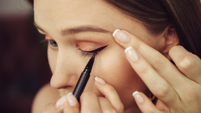 Frau trägt Eyeliner auf