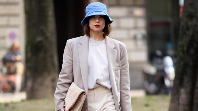 Outift mit beigem Blazer und Fischerhut