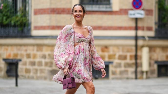 Frau trägt Sommerkleid