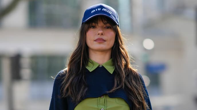 Frau trägt Baseball Cap