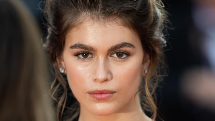 Kaia Gerber trägt volle Augenbrauen