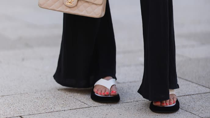Frau trägt Chunky Flip Flops