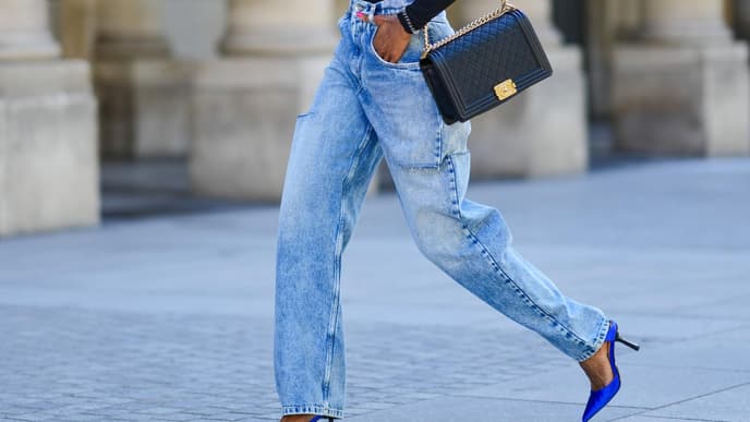Frau trägt Jeans