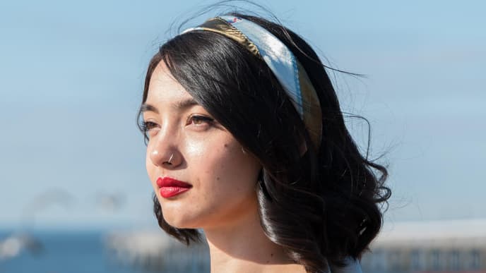 Frau mit Haarband am Strand