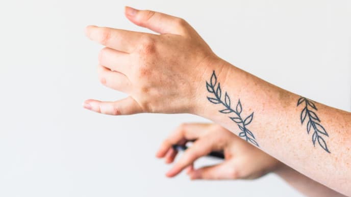 Handpoke Tattoo auf Armen